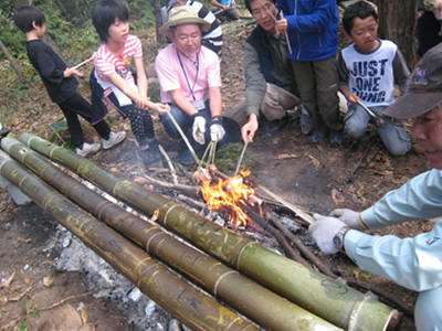 竹の飯盒と竹串で焼き鳥づくり