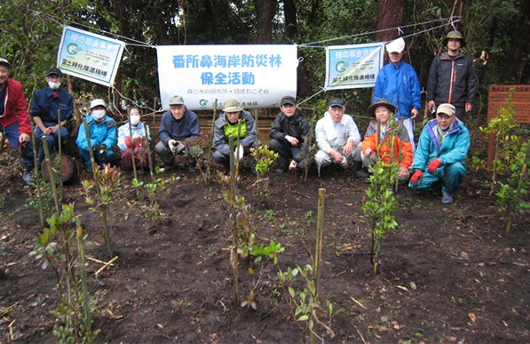 植栽した苗木の前で参加者の集合写真