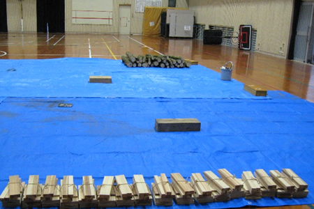 体育館に準備された木工教室の材料