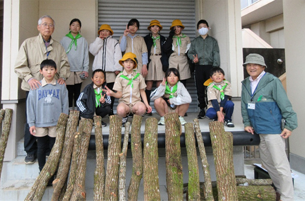 コマ打ちを終えたシイタケ原木を前に頴娃・郡緑の少年団