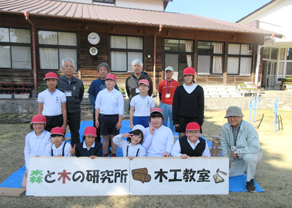 木工教室に参加した大丸小学校の児童と指導した森と木の研究所の会員
