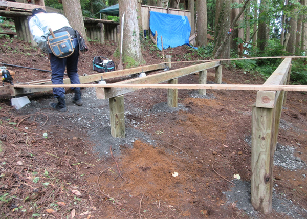 傾斜地にスギのデッキを作っています