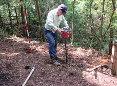 アースオーガを使用した穴掘り