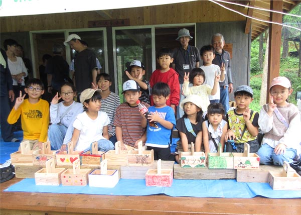 参加した子供たちが木工教室で作った作品を前に