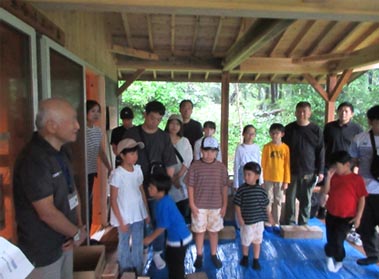 挨拶の中で森のスギ小屋の紹介も