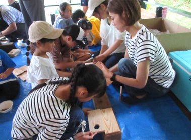 お母さんの手伝いをもらいながら