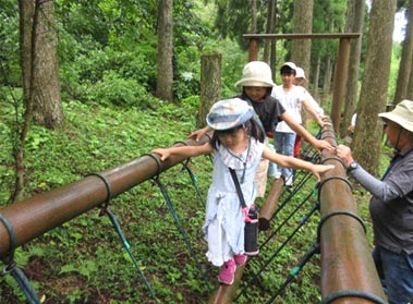 慎重に丸太渡りを進む