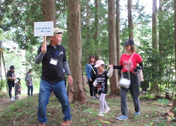 子どもの森の探検中の子供たち