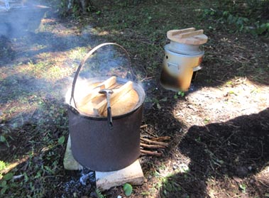 そ森のキッチンで豚汁とご飯を炊く