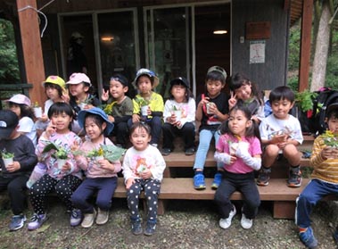 それぞれじまんの花を持って