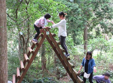 丸太のぼりで遊ぶ