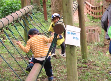 丸太渡りで遊ぶ