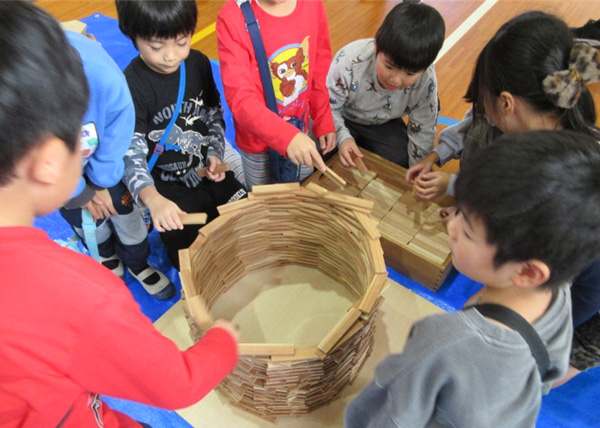 木育玩具(かごもく)で遊ぶ子供たち