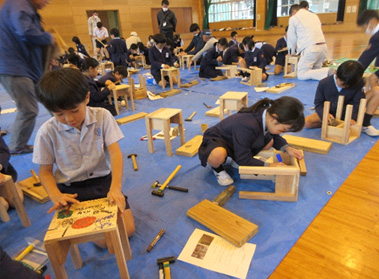 組み立てが終わったら好きな絵を描きます