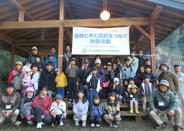 森のスギ小屋の前で森とのふれあい活動の参加者