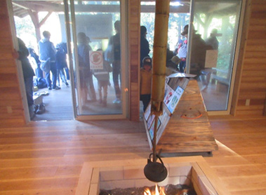 森のスギ小屋のいろりを見学