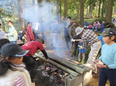 炊きあがった鳥釜めしのふるまい　　3杯目もOK