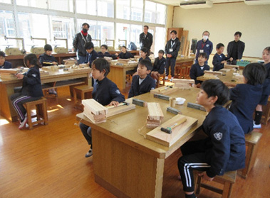 作り方を熱心に聞く