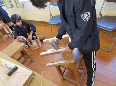 組み立てが終わったらサンドペーパーを