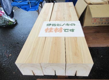 伊佐ヒノキの展示（柱材）