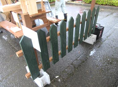 一体型テーブルベンチとおしゃれな木柵の展示