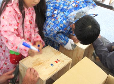 組み立てたイスに絵を描く