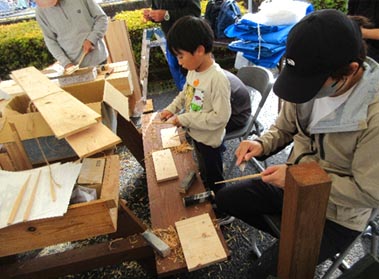 根気強くマイ箸を削る