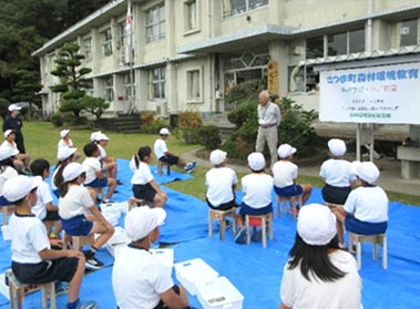 早速作ったイスに座って