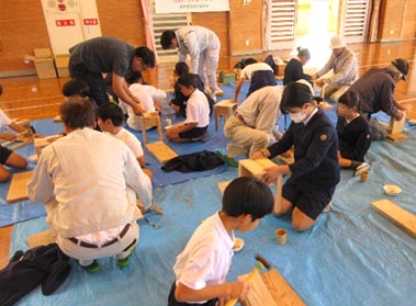 トンカチを使用して組み立てていきます