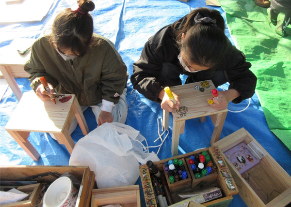 組み立てが終わったら好きな絵を描きます