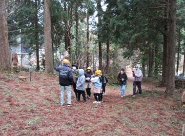 森林の働きなど学びながら森の探検
