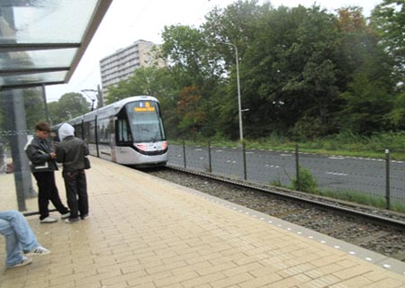 トラム郊外電車の趣があるが狭いビルの間も走る