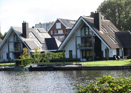 クリークに面した住宅