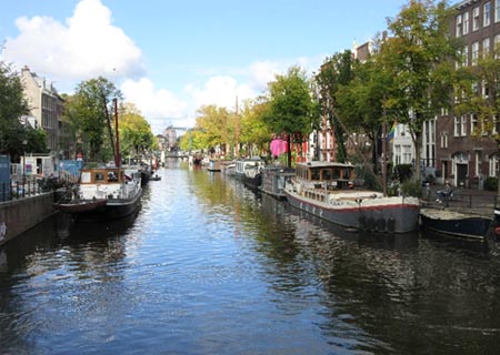 アムステルダム運河沿いの旧市街