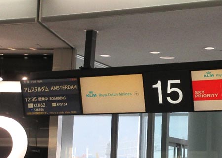 アムステルダム行きを示す案内板