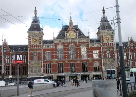 東京駅のモデルとされるアムステルダム中央駅