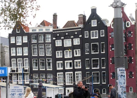 16世紀に建設され傾いたダンシングハウス