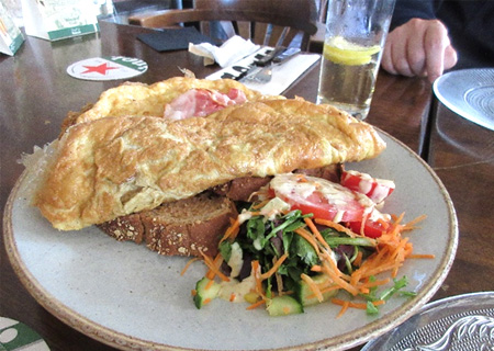 KLM本社近くのカフェのオムレツ