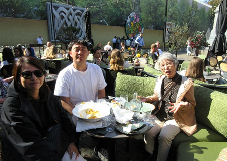 ハーグの王宮前のカフェ