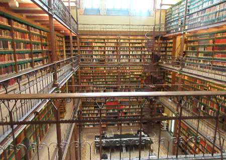 アムステルダム美術館内の図書館