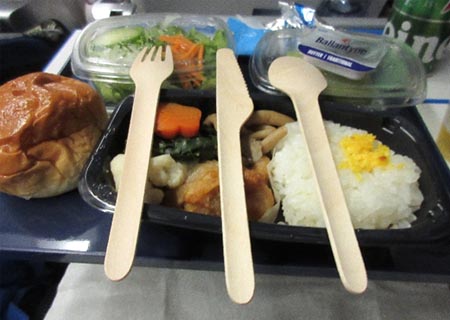 機内食　フォークなどすべて木製