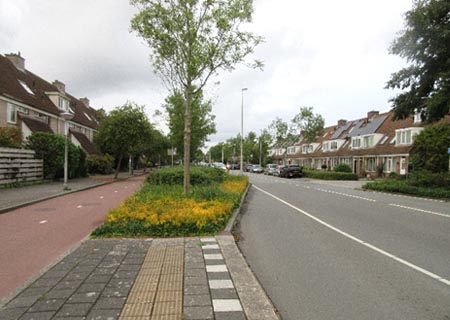 左から歩道、自転車道、バス停、車道