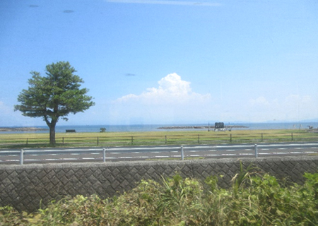 宮ヶ浜駅停車中の窓外