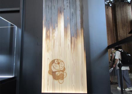 腐食、耐久性のある焼杉の効果を紹介する展示