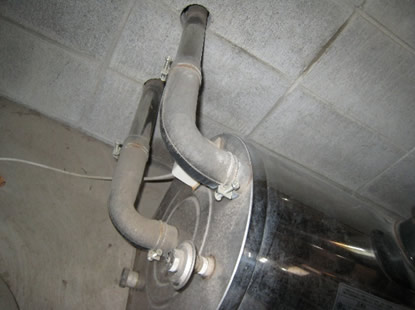 冷たい水は下の管からボイラーに、温まった湯は上からバスタブに循環する